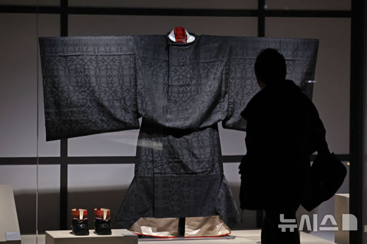 [서울=뉴시스] 박진희 기자 = 국립고궁박물관은 17일 서울 종로구 고궁박물관 기획전시실에서 개관 20주년과 한·일국교정상화 60주년 기념하여 도쿄국립박물관과 협력으로 일본의 궁정문화를 소개하는 특별전 '천년을 흘러온 시간: 일본의 궁정문화' 언론공개회를 갖고 일본 궁정 남성의 정복 '소쿠타이'를 국내 최초로 소개하고 있다. 2025.12.17. pak7130@newsis.com