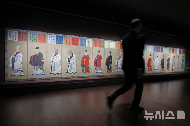 [서울=뉴시스] 박진희 기자 = 국립고궁박물관은 17일 서울 종로구 고궁박물관 기획전시실에서 개관 20주년과 한·일국교정상화 60주년 기념하여 도쿄국립박물관과 협력으로 일본의 궁정문화를 소개하는 특별전 '천년을 흘러온 시간: 일본의 궁정문화' 언론공개회를 갖고 일본 궁정 장지문 병풍 '겐조노쇼지'를 국내 최초로 소개하고 있다. 2025.12.17. pak7130@newsis.com