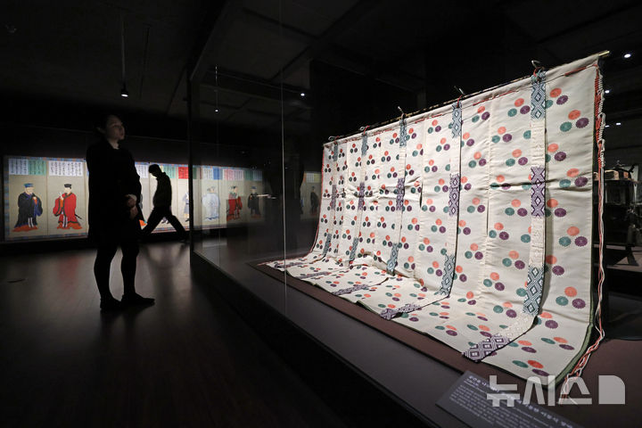 [서울=뉴시스] 박진희 기자 = 국립고궁박물관은 17일 서울 종로구 고궁박물관 기획전시실에서 개관 20주년과 한·일국교정상화 60주년 기념하여 도쿄국립박물관과 협력으로 일본의 궁정문화를 소개하는 특별전 '천년을 흘러온 시간: 일본의 궁정문화' 언론공개회를 갖고 일본 궁정 이동식 장막 '기초'를 국내 최초로 소개하고 있다. 2025.12.17. pak7130@newsis.com