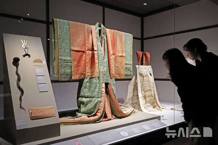 [서울=뉴시스] 박진희 기자 = 국립고궁박물관은 17일 서울 종로구 고궁박물관 기획전시실에서 개관 20주년과 한·일국교정상화 60주년 기념하여 도쿄국립박물관과 협력으로 일본의 궁정문화를 소개하는 특별전 '천년을 흘러온 시간: 일본의 궁정문화' 언론공개회를 갖고 일본 궁정 여성 정복인 '노보쇼조쿠'를 국내 최초로 소개하고 있다.&nbsp; 신분이 높은 궁녀인 뇨보중에서 이들을 총괄하던 고위 직급인 아니시노스케의 정복이다. 흔히 '주니히토에'라고 하며 정식 명칭은 '뇨보쇼조쿠'이다. 2025.12.17. pak7130@newsis.com