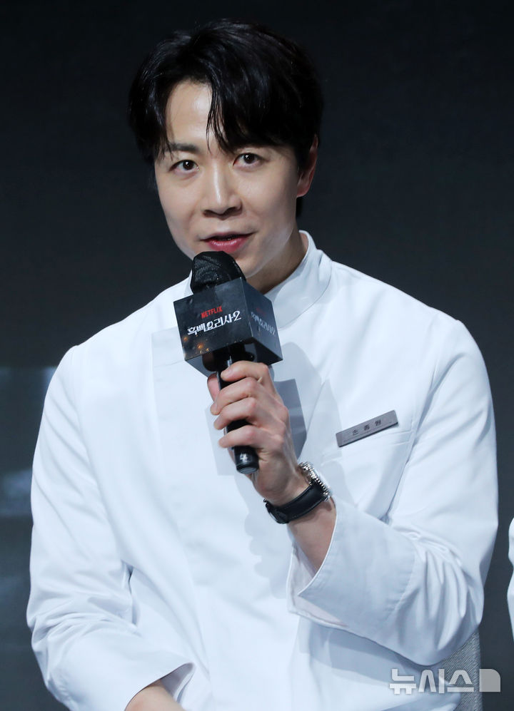  요리 계급 전쟁2' 제작발표회에서 인사말을 하고 있다. 2025.12.17. jini@newsis.com