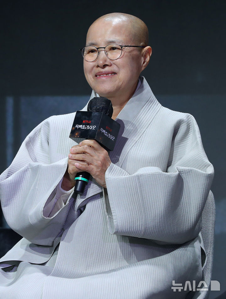 [서울=뉴시스] 김혜진 기자 = 선재스님이 17일 오전 서울 종로구 JW 메리어트 동대문 스퀘어 서울에서 열린 넷플릭스 예능 '흑백요리사: 요리 계급 전쟁2' 제작발표회에서 인사말을 하고 있다. 2025.12.17. jini@newsis.com