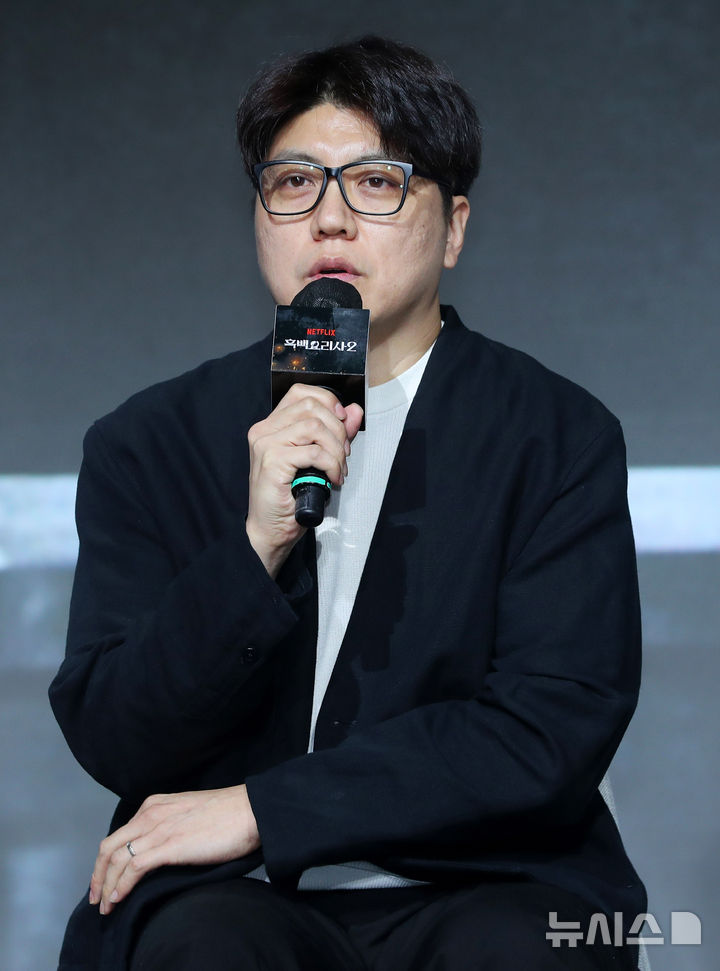 [서울=뉴시스] 김혜진 기자 = 김학민PD가 17일 오전 서울 종로구 JW 메리어트 동대문 스퀘어 서울에서 열린 넷플릭스 예능 '흑백요리사: 요리 계급 전쟁2' 제작발표회에서 인사말을 하고 있다. 2025.12.17. jini@newsis.com