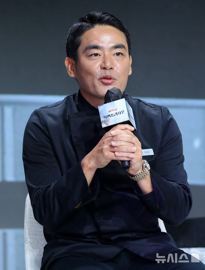 [서울=뉴시스] 김혜진 기자 = 프렌치 파파 세프가 17일 오전 서울 종로구 JW 메리어트 동대문 스퀘어 서울에서 열린 넷플릭스 예능 '흑백요리사: 요리 계급 전쟁2' 제작발표회에서 인사말을 하고 있다. 2025.12.17. jini@newsis.com