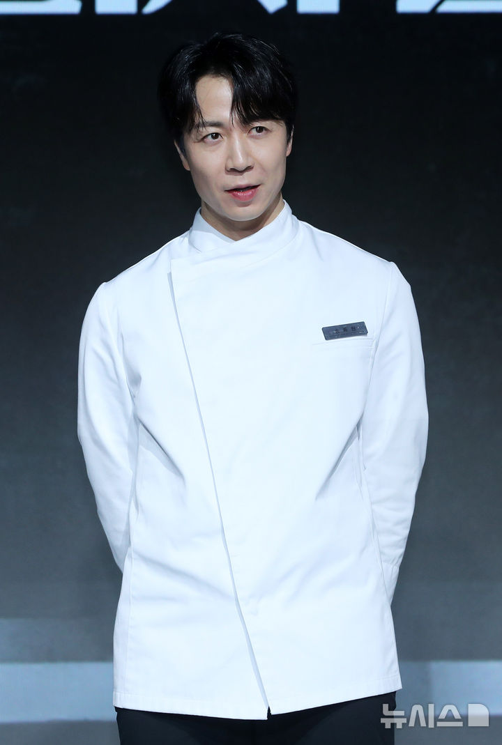 [서울=뉴시스] 김혜진 기자 = 손종원 셰프가 17일 오전 서울 종로구 JW 메리어트 동대문 스퀘어 서울에서 열린 넷플릭스 예능 '흑백요리사: 요리 계급 전쟁2' 제작발표회에서 포즈를 취하고 있다. 2025.12.17. jini@newsis.com
