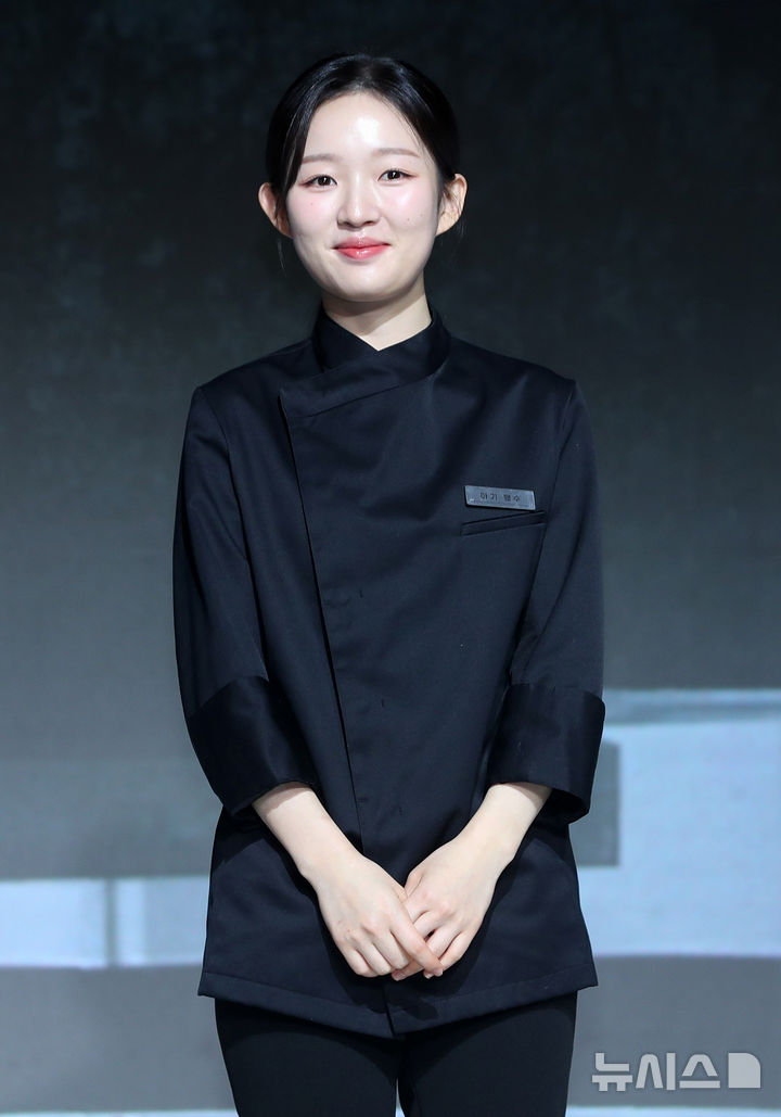 [서울=뉴시스] 김혜진 기자 = 아기 맹수 셰프가 17일 오전 서울 종로구 JW 메리어트 동대문 스퀘어 서울에서 열린 넷플릭스 예능 '흑백요리사: 요리 계급 전쟁2' 제작발표회에서 포즈를 취하고 있다. 2025.12.17. jini@newsis.com