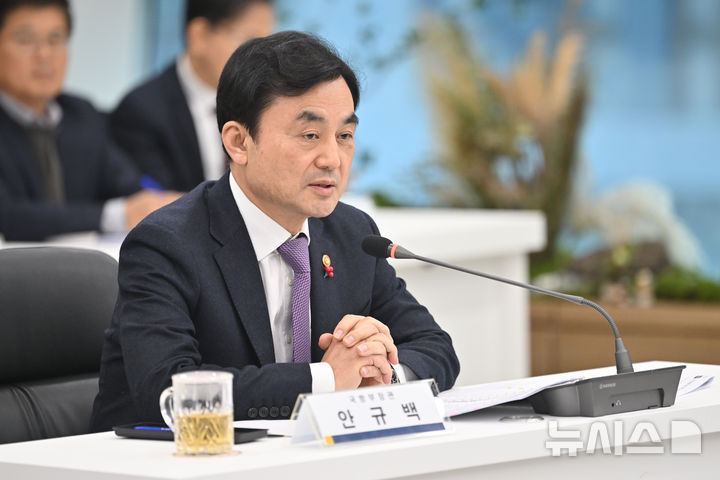 [광주=뉴시스] 이영주 기자 = 안규백 국방부장관이 17일 오전 광주 서구 광주도시공사에서 열린 광주군공항이전 6자협의체회의에 참석해 모두발언하고 있다. 2025.12.17. leeyj2578@newsis.com