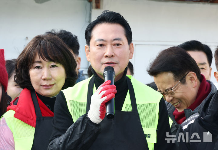 [고양=뉴시스] 박주성 기자 = 장동혁 국민의힘 대표가 17일 경기 고양시 화전마을에서 '청년과 함께 따뜻한 겨울나기' 연탄 배달 봉사활동 시작 전 발언을 하고 있다. (공동취재) 2025.12.17. photo@newsis.com