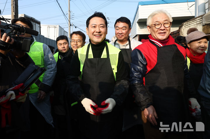 [고양=뉴시스] 박주성 기자 = 장동혁 국민의힘 대표가 17일 경기 고양시 화전마을에서 '청년과 함께 따뜻한 겨울나기' 연탄 배달 봉사활동을 하고 있다. (공동취재) 2025.12.17. photo@newsis.com