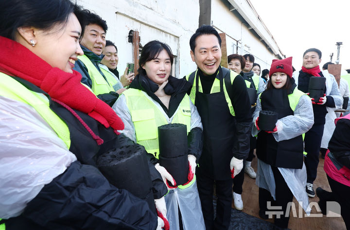 [고양=뉴시스] 박주성 기자 = 장동혁 국민의힘 대표가 17일 경기 고양시 화전마을에서 '청년과 함께 따뜻한 겨울나기' 연탄 배달 봉사활동을 하고 있다. (공동취재) 2025.12.17. photo@newsis.com