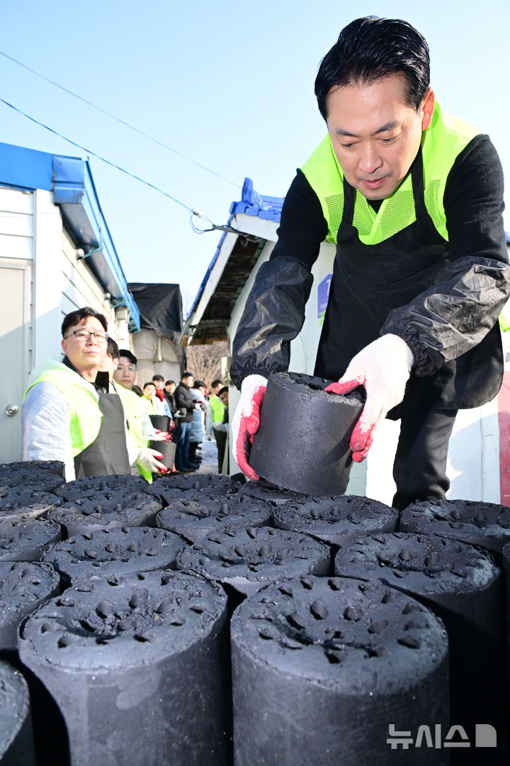 [고양=뉴시스] 박주성 기자 = 장동혁 국민의힘 대표가 17일 경기 고양시 화전마을에서 '청년과 함께 따뜻한 겨울나기' 연탄 배달 봉사활동을 하고 있다. (공동취재) 2025.12.17. photo@newsis.com