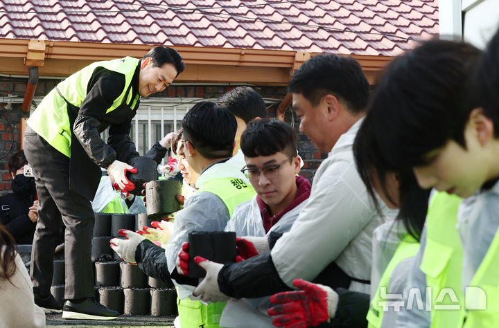 [고양=뉴시스] 박주성 기자 = 장동혁 국민의힘 대표가 17일 경기 고양시 화전마을에서 '청년과 함께 따뜻한 겨울나기' 연탄 배달 봉사활동을 하고 있다. (공동취재) 2025.12.17. photo@newsis.com