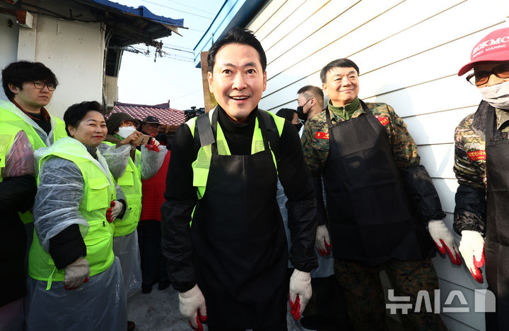 [고양=뉴시스] 박주성 기자 = 장동혁 국민의힘 대표가 17일 경기 고양시 화전마을에서 '청년과 함께 따뜻한 겨울나기' 연탄 배달 봉사활동을 하고 있다. (공동취재) 2025.12.17. photo@newsis.com