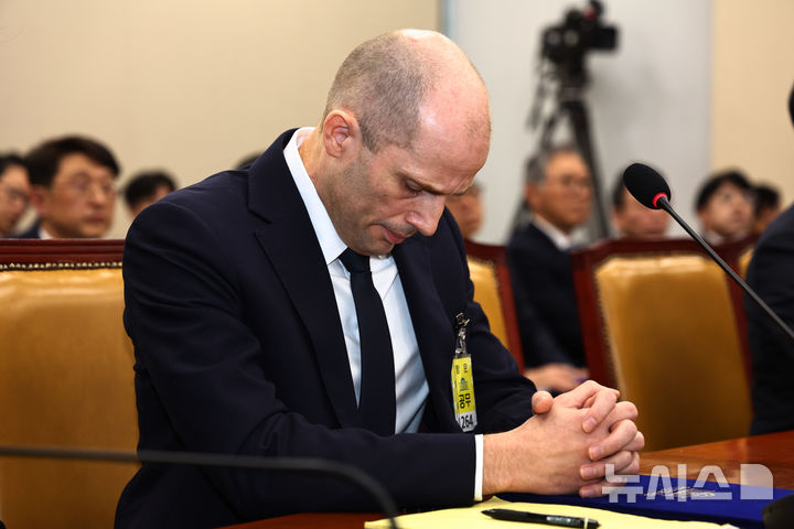 [서울=뉴시스] 김명년 기자 = 해롤드 로저스 쿠팡 임시 대표가 17일 오전 서울 여의도 국회 과학기술정보방송통신위원회 전체회의에서 열린 쿠팡 침해사고 관련 청문회에 출석해 고개를 숙이고 있다. 2025.12.17. kmn@newsis.com