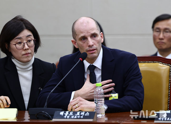 [서울=뉴시스] 김명년 기자 = 해롤드 로저스 쿠팡 임시 대표가 17일 오전 서울 여의도 국회 과학기술정보방송통신위원회 전체회의에서 열린 쿠팡 침해사고 관련 청문회에서 의원 질의에 답변하고 있다. 2025.12.17. kmn@newsis.com