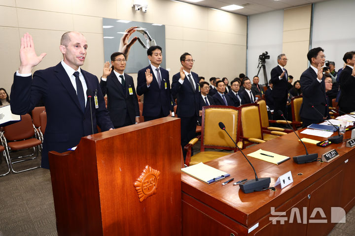 [서울=뉴시스] 김명년 기자 = 해롤드 로저스 쿠팡 임시 대표가 17일 오전 서울 여의도 국회 과학기술정보방송통신위원회 전체회의에서 열린 쿠팡 침해사고 관련 청문회에서 선서하고 있다. 2025.12.17. kmn@newsis.com