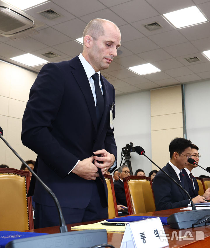 [서울=뉴시스] 김명년 기자 = 해롤드 로저스 쿠팡 임시 대표가 17일 오전 서울 여의도 국회 과학기술정보방송통신위원회 전체회의에서 열린 쿠팡 침해사고 관련 청문회에서 인사하고 있다. 2025.12.17. kmn@newsis.com