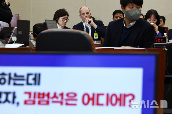 [서울=뉴시스] 김명년 기자 = 해롤드 로저스 쿠팡 임시 대표가 17일 오전 서울 여의도 국회 과학기술정보방송통신위원회 전체회의에서 열린 쿠팡 침해사고 관련 청문회에서 물을 마시고 있다. 2025.12.17. kmn@newsis.com