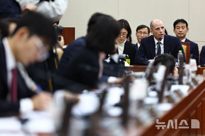 [서울=뉴시스] 김명년 기자 = 해롤드 로저스 쿠팡 임시 대표가 17일 오전 서울 여의도 국회 과학기술정보방송통신위원회 전체회의에서 열린 쿠팡 침해사고 관련 청문회에서 의원 질의에 답변하고 있다. 2025.12.17. kmn@newsis.com