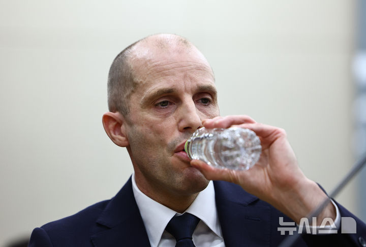 [서울=뉴시스] 김명년 기자 = 해롤드 로저스 쿠팡 임시 대표가 17일 오전 서울 여의도 국회 과학기술정보방송통신위원회 전체회의에서 열린 쿠팡 침해사고 관련 청문회에서 물을 마시고 있다. 2025.12.17. kmn@newsis.com