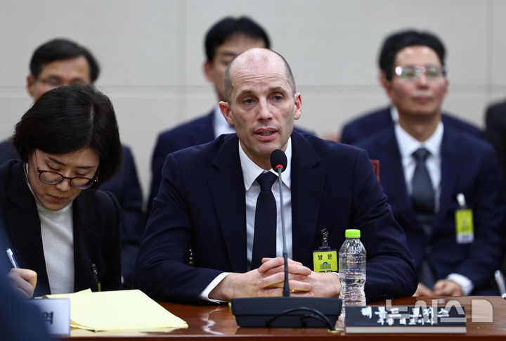 [서울=뉴시스] 김명년 기자 = 해롤드 로저스 쿠팡 임시 대표가 17일 오전 서울 여의도 국회 과학기술정보방송통신위원회 전체회의에서 열린 쿠팡 침해사고 관련 청문회에서 의원 질의에 답변하고 있다. 2025.12.17. kmn@newsis.com