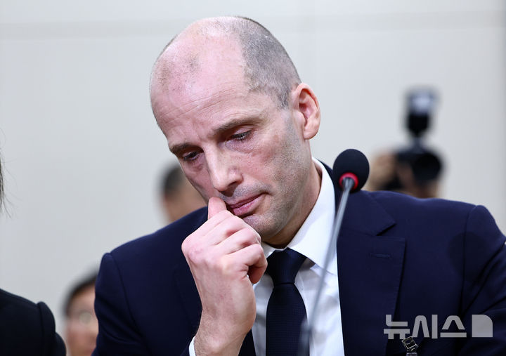 [서울=뉴시스] 김명년 기자 = 해롤드 로저스 쿠팡 임시 대표가 17일 오전 서울 여의도 국회 과학기술정보방송통신위원회 전체회의에서 열린 쿠팡 침해사고 관련 청문회에서 얼굴을 만지고 있다. 2025.12.17. kmn@newsis.com