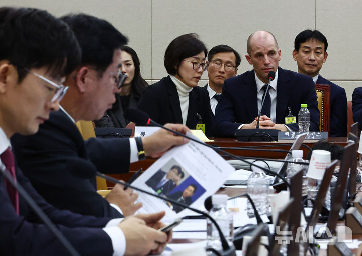 [서울=뉴시스] 김명년 기자 = 해롤드 로저스 쿠팡 임시 대표가 17일 오전 서울 여의도 국회 과학기술정보방송통신위원회 전체회의에서 열린 쿠팡 침해사고 관련 청문회에 이상휘 국민의힘 의원의 김병기 더불어민주당 원내대표 관련 질의를 듣고 있다. 2025.12.17. kmn@newsis.com