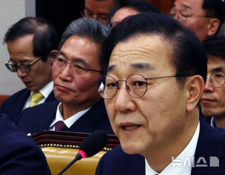 [서울=뉴시스] 김명년 기자 = 이학재 인천국제공항공사 사장이 17일 오전 서울 여의도 국회 국토교통위원회 전체회의에 출석해 김윤덕 장관의 답변을 듣고 있다. 2025.12.17. kmn@newsis.com