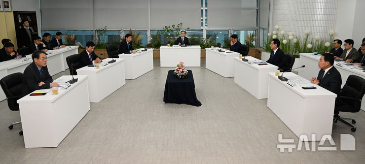 [광주=뉴시스] 이영주 기자 = 17일 오전 광주 서구 광주도시공사에서 광주군공항이전 6자협의체회의가 열리고 있다. 왼쪽부터 강희업 국토교통부 제2차관, 안규백 국방부장관, 구윤철 기획재정부장관, 김용범 대통령비서실 정책실장, 강기정 광주시장, 김영록 전남도지사, 김산 전남 무안군수. 2025.12.17. leeyj2578@newsis.com