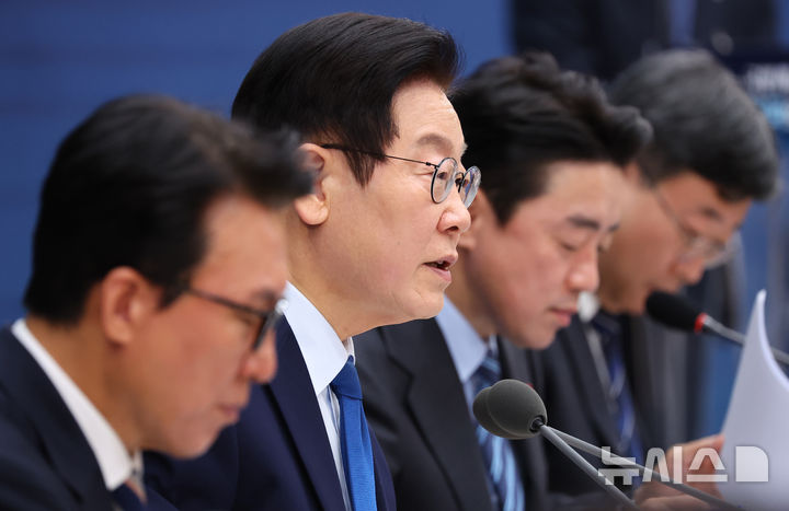 [세종=뉴시스] 최동준 기자 = 이재명 대통령이 17일 세종시 정부세종컨벤션센터에서 열린 산업통상자원부·지식재산처·중소벤처기업부 업무보고에서 발언하고 있다. (대통령실통신사진기자단) 2025.12.17. photocdj@newsis.com