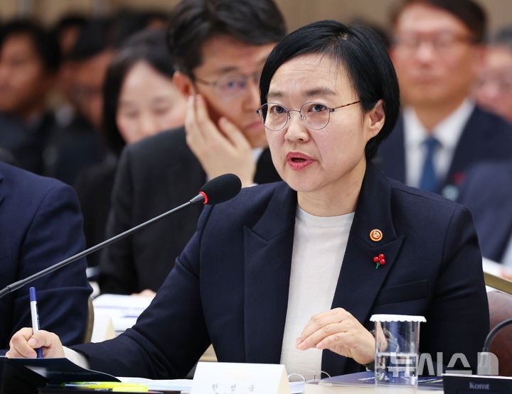 [세종=뉴시스] 최동준 기자 = 한성숙 중소벤처기업부 장관이 17일 세종시 정부세종컨벤션센터에서 이재명 대통령에게 중소벤처기업부 업무보고를 하고 있다. (대통령실통신사진기자단) 2025.12.17. photocdj@newsis.com