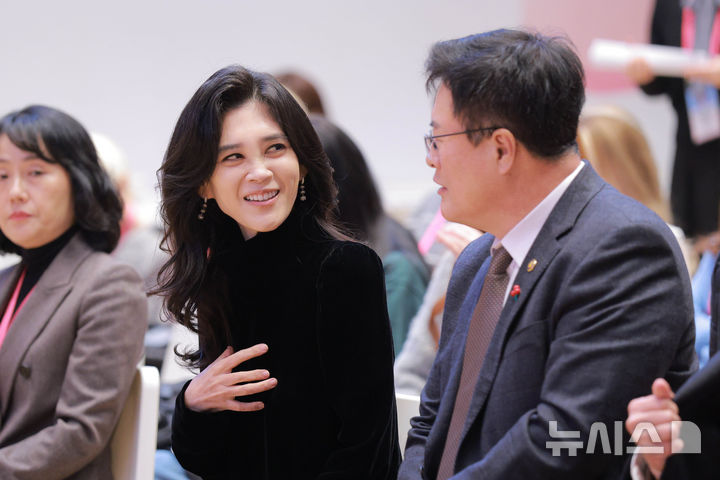 [서울=뉴시스] 권창회 기자 = 이부진 한국방문의해위원장(왼쪽)과 김대현 문화체육관광부 제2차관이 17일 오전 서울 중구 커뮤니티하우스 마실에서 열린 코리아그랜드세일 개막식에서 대화를 나누고 있다. (공동취재) 2025.12.17. photo@newsis.com