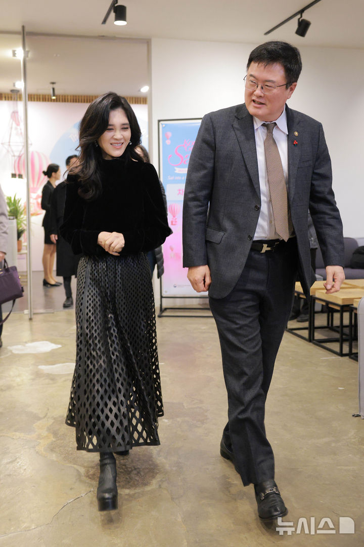 [서울=뉴시스] 권창회 기자 = 이부진 한국방문의해위원장(왼쪽)과 김대현 문화체육관광부 제2차관이 17일 오전 서울 중구 커뮤니티하우스 마실에서 열린 코리아그랜드세일 개막식에 참석하고 있다. (공동취재) 2025.12.17. photo@newsis.com