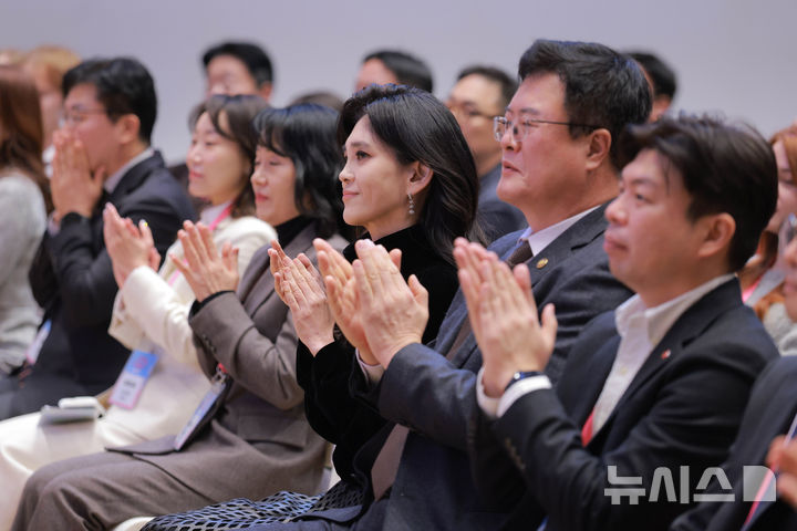 [서울=뉴시스] 권창회 기자 = 이부진 한국방문의해위원회 위원장과 김대현 문화체육관광부 제2차관 등 참석자들이 17일 오전 서울 중구 커뮤니티하우스 마실에서 열린 코리아그랜드세일 개막식에서 K 타이거즈 공연을 관람하고 있다. (공동취재) 2025.12.17. photo@newsis.com