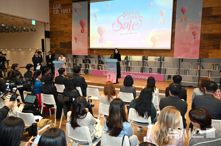 [서울=뉴시스] 권창회 기자 = 이부진 한국방문의해위원장이 17일 서울 중구 커뮤니티하우스 마실에서 열린 코리아그랜드세일 개막식에서 인사말을 하고 있다. (공동취재) 2025.12.17. photo@newsis.com