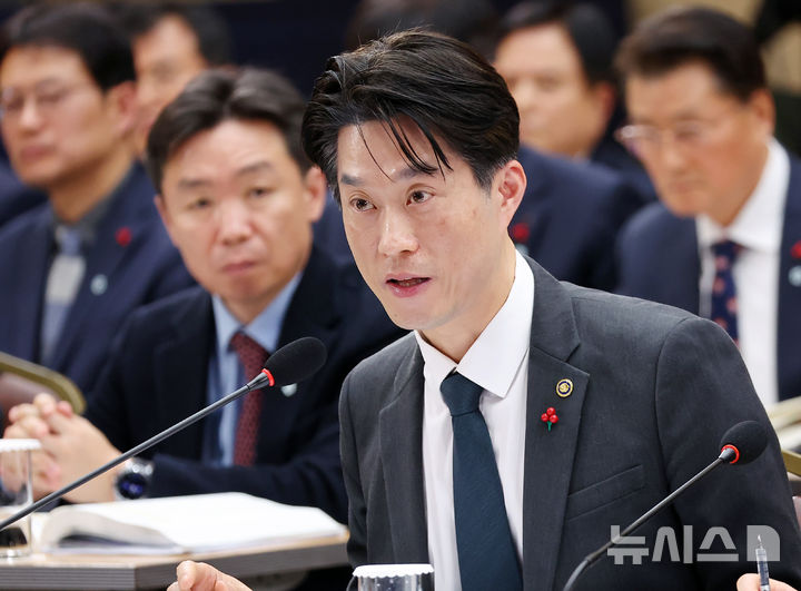 [세종=뉴시스] 최동준 기자 = 노용석 중소벤처기업부 제1차관이 지난달 17일 세종시 정부세종컨벤션센터에서 열린 산업통상부·지식재산처·중소벤처기업부 업무보고에서 이재명 대통령 질문에 답변하고 있다. (대통령실통신사진기자단) 2025.01.15. photocdj@newsis.com