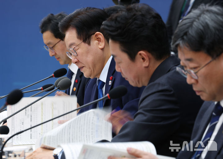 [세종=뉴시스] 최동준 기자 = 이재명 대통령이 17일 세종시 정부세종컨벤션센터에서 열린 산업통상자원부·지식재산처·중소벤처기업부 업무보고에서 자료를 살펴보고 있다. (대통령실통신사진기자단) 2025.12.17. photocdj@newsis.com