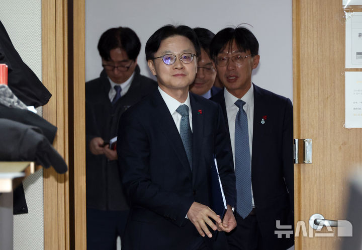 [세종=뉴시스] 강종민 기자 = 김정관 산업통상부 장관이 17일 세종시 정부세종청사에서 2026년 주요 업무계획 발표를 위해 단상에 오르고 있다. 2025.12.17. ppkjm@newsis.com