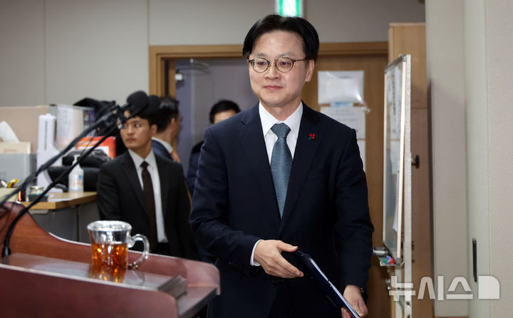 [세종=뉴시스] 강종민 기자 = 김정관 산업통상부 장관이 17일 세종시 정부세종청사에서 2026년 주요 업무계획 발표를 위해 단상에 오르고 있다. 2025.12.17. ppkjm@newsis.com