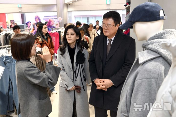 [서울=뉴시스] 권창회 기자 = 이부진 한국방문의해위원장과 김대현 문화체육관광부 2차관이 17일 오전 서울 중구 명동거리 일대에서 열리고 있는 코리아그랜드세일 행사장을 방문해 현장점검을 하고 있다. (공동취재) 2025.12.17. photo@newsis.com