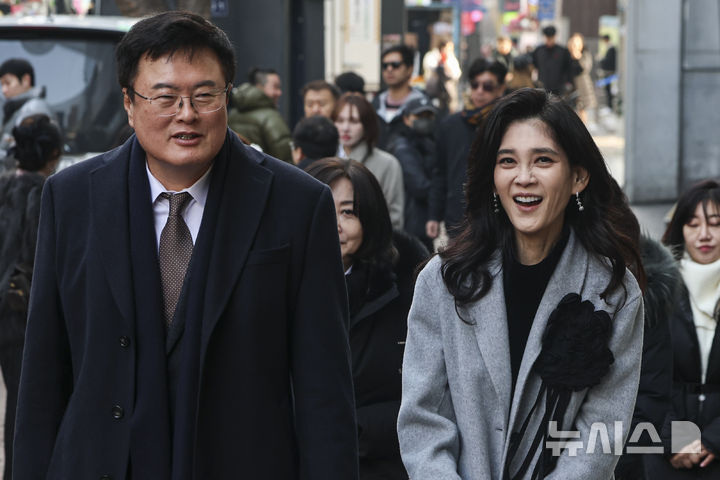 [서울=뉴시스] 권창회 기자 = 이부진 한국방문의해위원장과 김대현 문화체육관광부 2차관이 17일 오전 서울 중구 눈스퀘어에 위치한 코리아그랜드세일 웰컴센터로 이동하며 대화하고 있다. (공동취재) 2025.12.17. photo@newsis.com