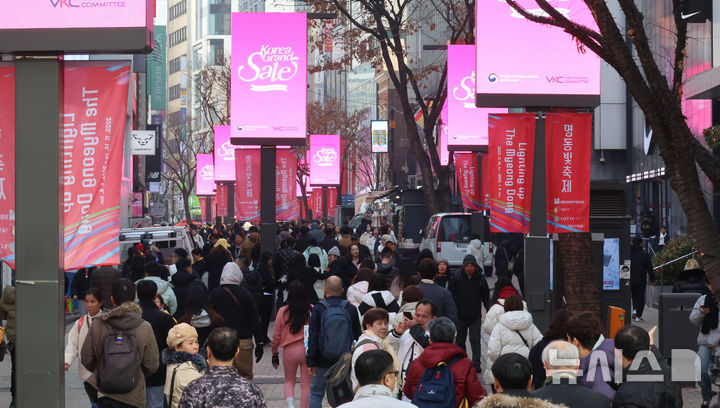 [서울=뉴시스] 권창회 기자 = 코리아그랜드세일이 시작된 17일 오전 서울 중구 명동거리 일대 전광판에 코리아그랜드세일 홍보문구가 송출되고 있다. (공동취재) 2025.12.17. photo@newsis.com