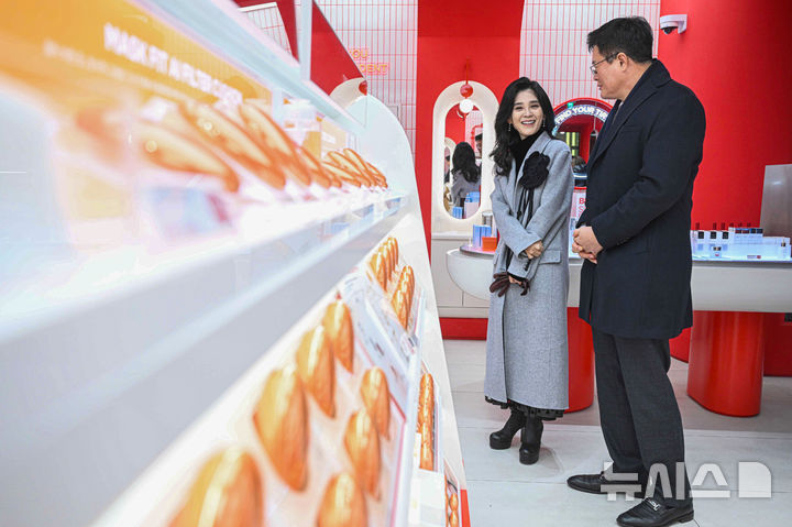 [서울=뉴시스] 권창회 기자 = 이부진 한국방문의해위원장과 김대현 문화체육관광부 2차관이 17일 오전 서울 중구 명동거리 일대에서 열리고 있는 코리아그랜드세일 행사장을 방문해 현장점검을 하고 있다. (공동취재) 2025.12.17. photo@newsis.com