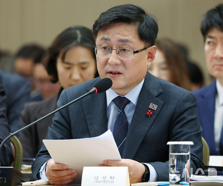 [세종=뉴시스] 최동준 기자 = 김성환 기후에너지환경부 장관이 17일 세종시 정부세종컨벤션센터에서 기후에너지환경부 업무보고를 하고 있다. (대통령실통신사진기자단) 2025.12.17. photocdj@newsis.com