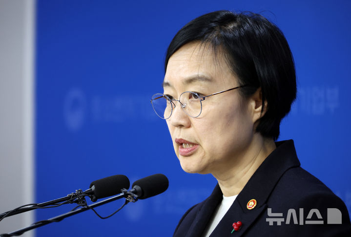 [세종=뉴시스] 강종민 기자 = 한성숙 중소벤처기업부 장관이 지난 17일 세종시 정부세종청사에서 2026년 주요 업무계획을 발표하고 있다. 2025.12.18. ppkjm@newsis.com