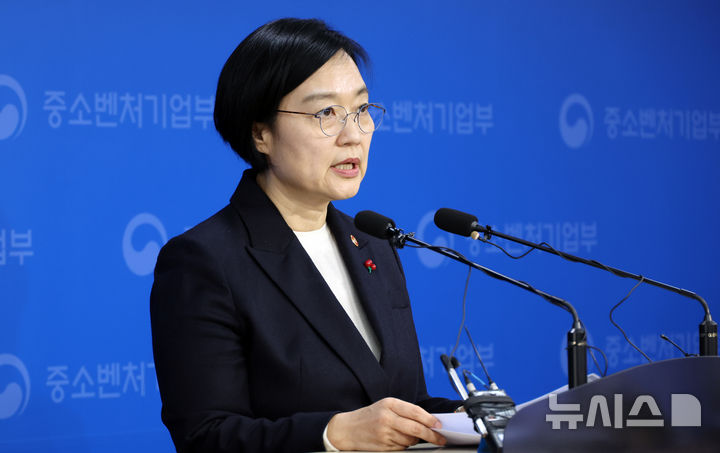 [세종=뉴시스] 강종민 기자 = 한성숙 중소벤처기업부 장관이 17일 세종시 정부세종청사에서 2026년 주요 업무계획을 발표하고 있다. 2025.12.17. ppkjm@newsis.com