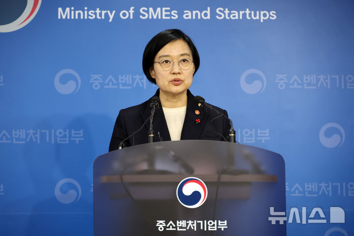 [세종=뉴시스] 강종민 기자 = 한성숙 중소벤처기업부 장관이 지난 17일 세종시 정부세종청사에서 2026년 주요 업무계획을 발표하고 있다. 2025.12.31. ppkjm@newsis.com