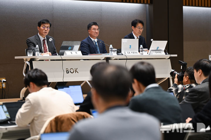 [서울=뉴시스] 홍효식 기자 = 이창용 한국은행 총재가 17일 서울 중구 한국은행에서 물가안정목표 운영상황 점검 설명회에 참석해 발언하고 있다. (공동취재) 2025.12.17. photo@newsis.com