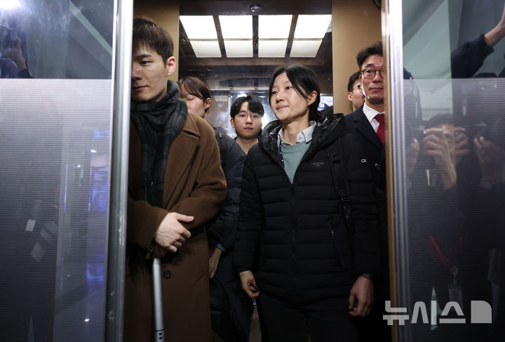 [서울=뉴시스] 김금보 기자 = 민중기 특별검사팀이 17일 오후 서울 여의도 국회 의원회관에서 김기현 국민의힘 의원 사무실에 대한 수색을 마친 뒤 빈손으로 이동하고 있다. 특검은 김건희 여사에게 로저비비에 가방을 선물했다는 의혹을 받는 김기현 국민의힘 의원에 대한 강제수사에 나섰으나 의원실에서 빈손으로 나왔다. 2025.12.17. kgb@newsis.com