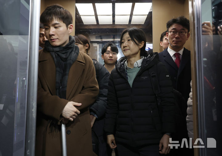 [서울=뉴시스] 김금보 기자 = 민중기 특별검사팀이 17일 오후 서울 여의도 국회 의원회관에서 김기현 국민의힘 의원 사무실에 대한 수색을 마친 뒤 빈손으로 이동하고 있다. 특검은 김건희 여사에게 로저비비에 가방을 선물했다는 의혹을 받는 김기현 국민의힘 의원에 대한 강제수사에 나섰으나 의원실에서 빈손으로 나왔다. 2025.12.17. kgb@newsis.com